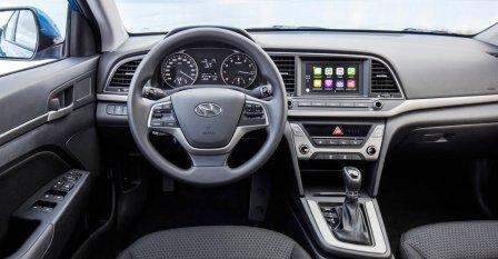 Заметно повзрослевшей Hyundai Elantra последнего поколения выглядит и внутри